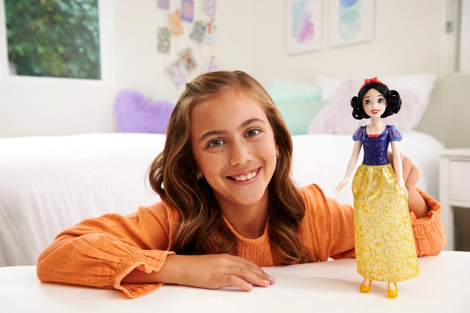 Disney Princess Snow White Posable Fashion Doll with Sparkling Clothing and Accessories for Kids Ages 3 